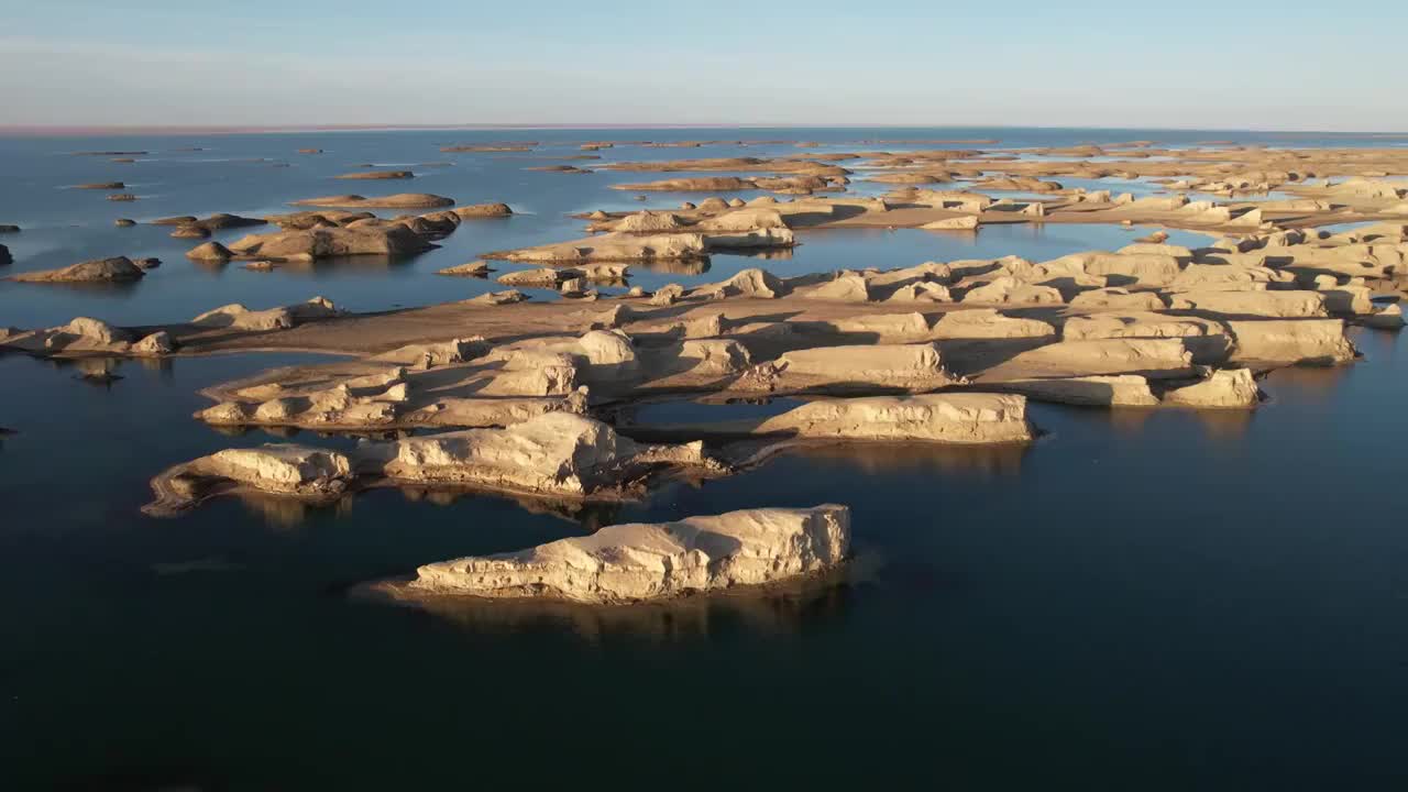 青海海西大柴旦乌素特水上雅丹乌素特雅丹地质公园日落自然风光航拍视频素材