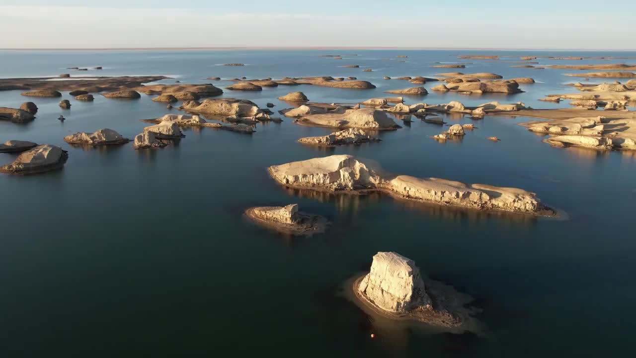 青海海西大柴旦乌素特水上雅丹乌素特雅丹地质公园日落自然风光航拍视频素材