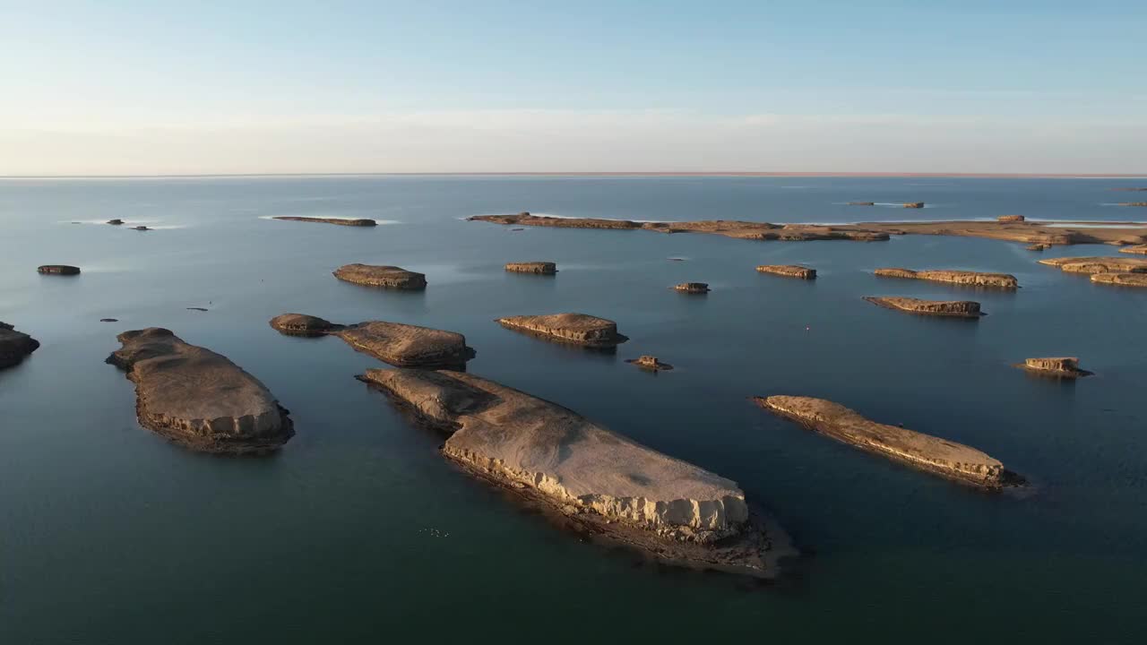 青海海西大柴旦乌素特水上雅丹乌素特雅丹地质公园日落自然风光航拍视频素材