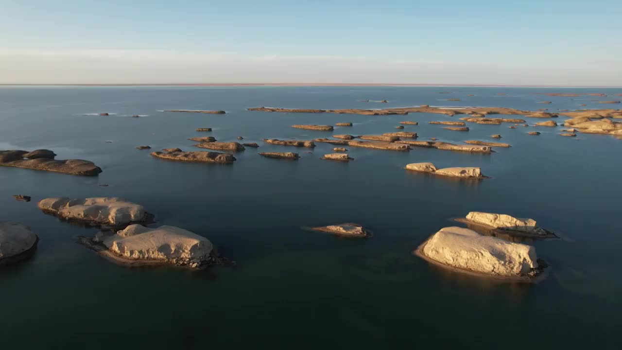 青海海西大柴旦乌素特水上雅丹乌素特雅丹地质公园日落自然风光航拍视频素材