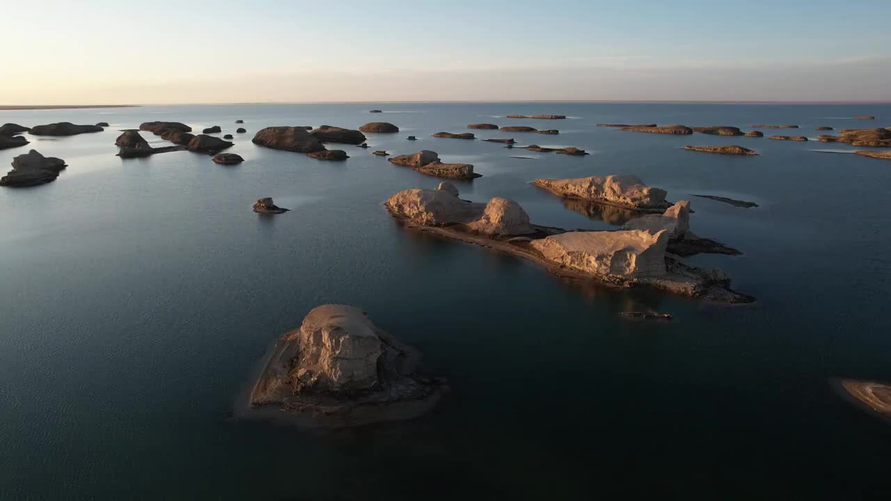 青海海西大柴旦乌素特水上雅丹乌素特雅丹地质公园日落自然风光航拍视频素材