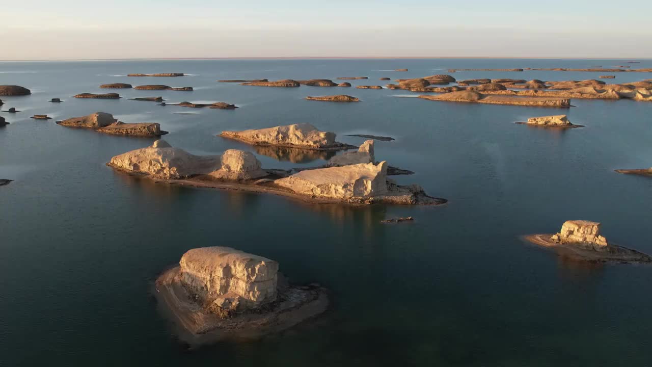 青海海西大柴旦乌素特水上雅丹乌素特雅丹地质公园日落自然风光航拍视频素材