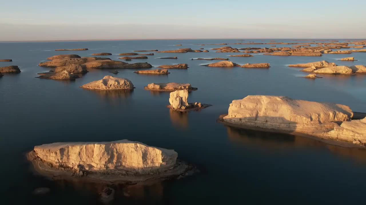 青海海西大柴旦乌素特水上雅丹乌素特雅丹地质公园日落自然风光航拍视频素材