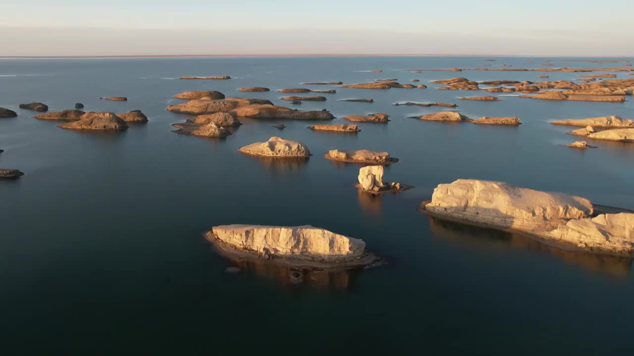 青海海西大柴旦乌素特水上雅丹乌素特雅丹地质公园日落自然风光航拍视频素材