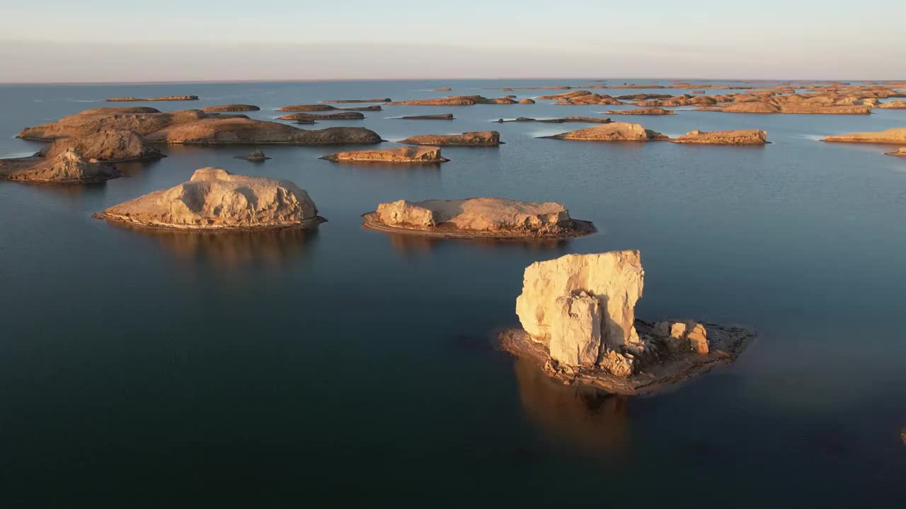 青海海西大柴旦乌素特水上雅丹乌素特雅丹地质公园日落自然风光航拍视频素材