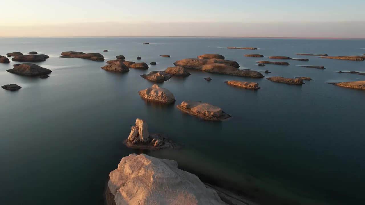 青海海西大柴旦乌素特水上雅丹乌素特雅丹地质公园日落自然风光航拍视频素材