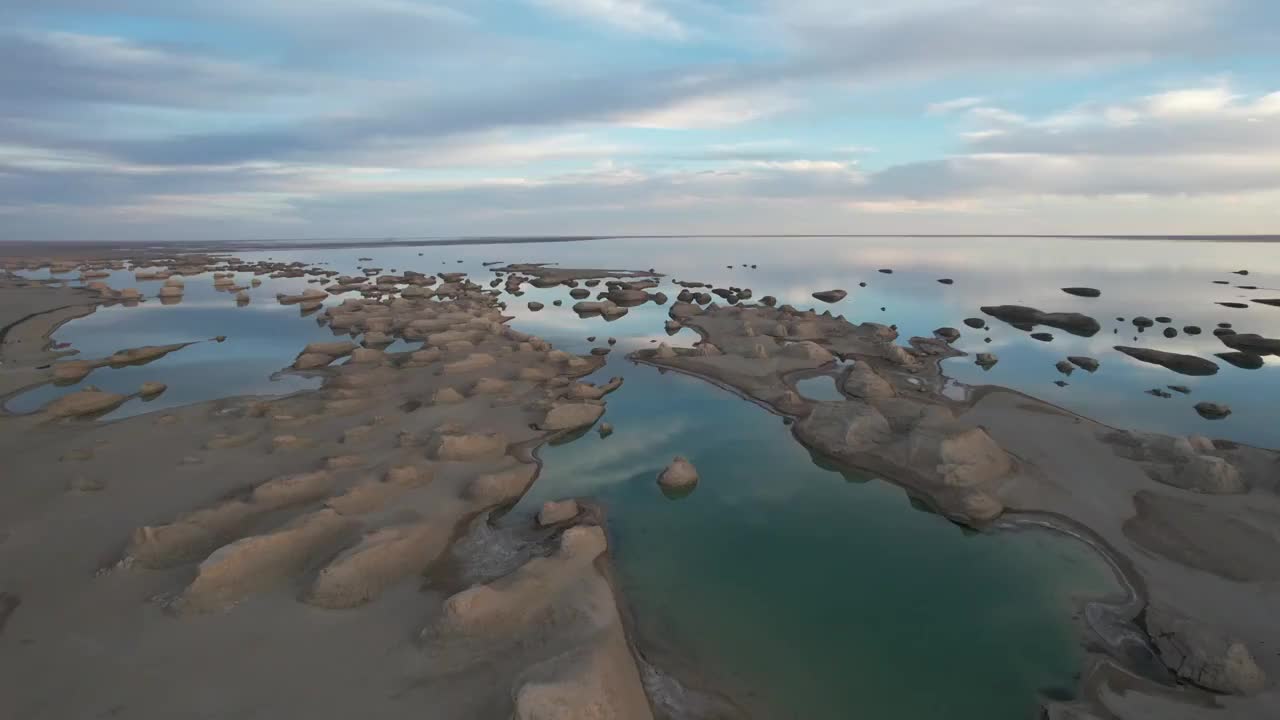 青海海西大柴旦乌素特水上雅丹乌素特雅丹地质公园日落自然风光航拍视频素材