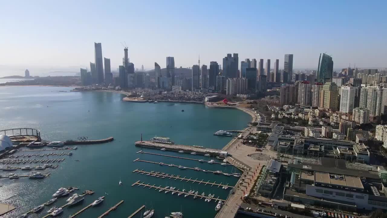 航拍青岛海岸线浮山湾上合峰会主会场视频素材