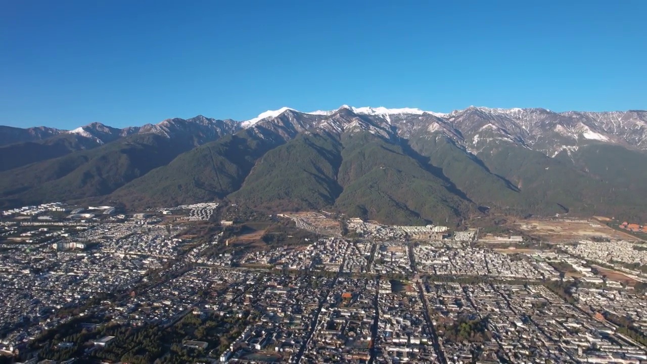 航拍云南旅游大理古城与苍山视频素材