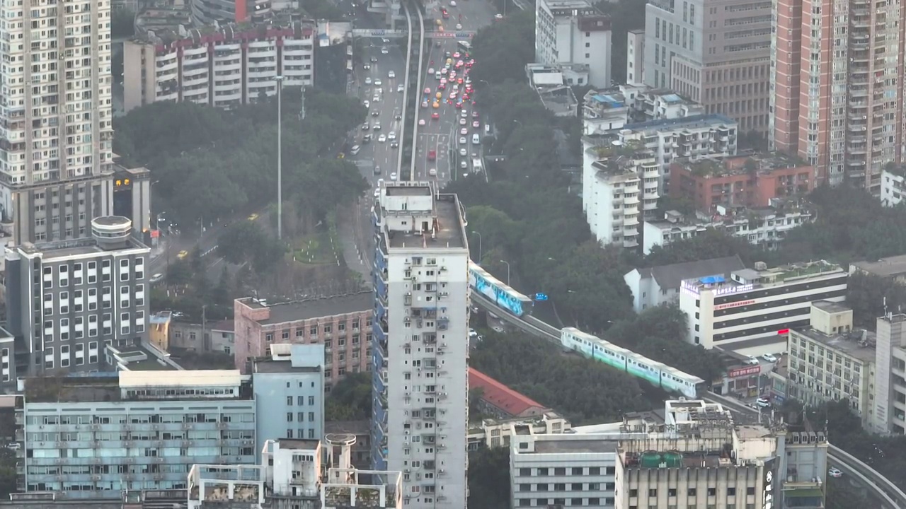 航拍黄昏都市轻轨风光视频素材