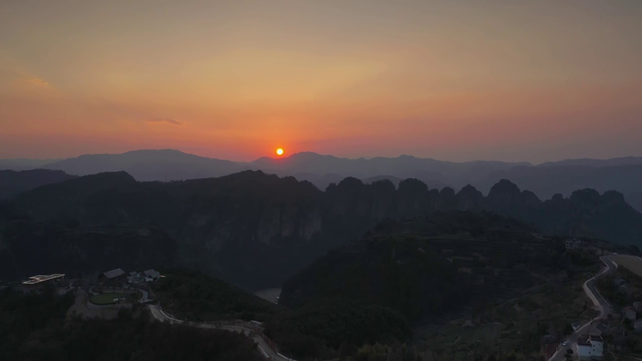 浙江绍兴新昌十九峰下岩贝航拍夕阳视频素材