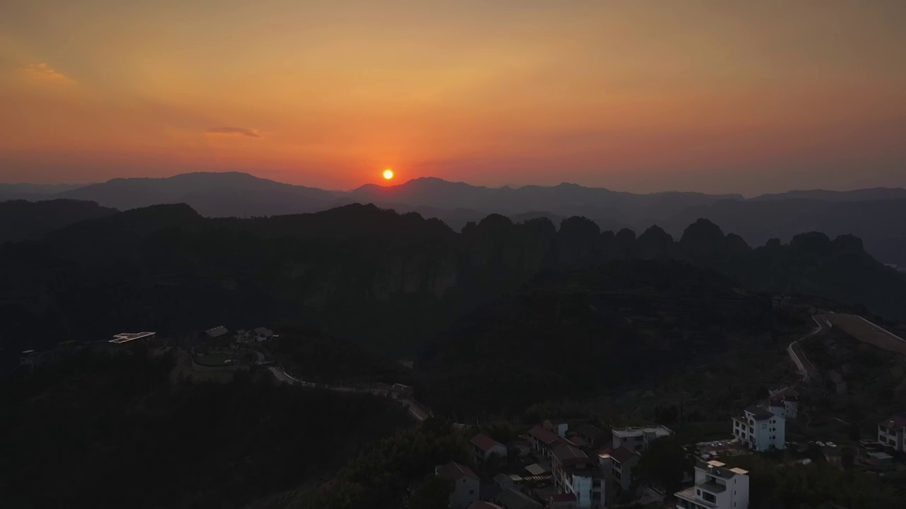 浙江绍兴新昌十九峰下岩贝航拍夕阳视频素材