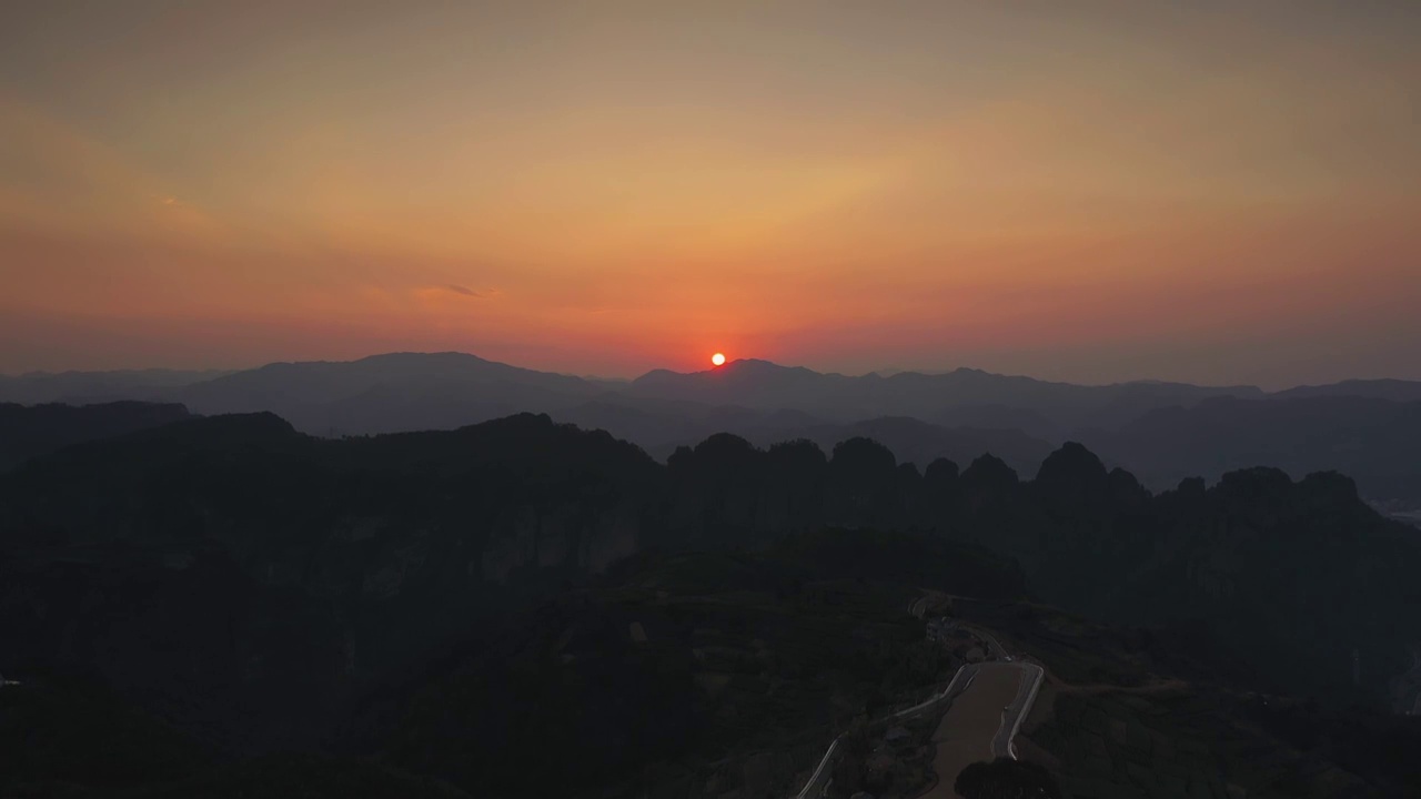 浙江绍兴新昌十九峰下岩贝航拍夕阳视频素材