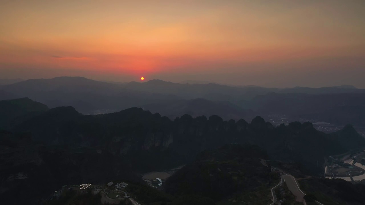 浙江绍兴新昌十九峰下岩贝航拍夕阳视频素材