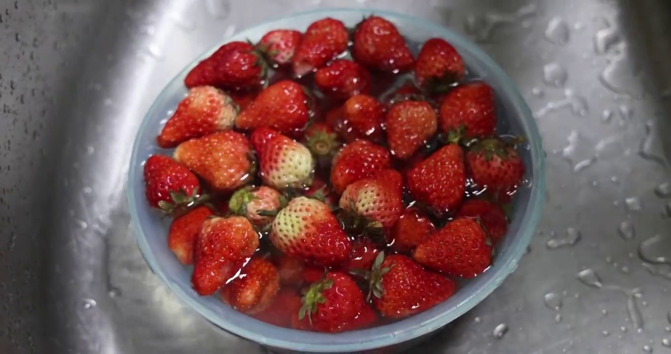 水果美食：清水清洗草莓视频素材