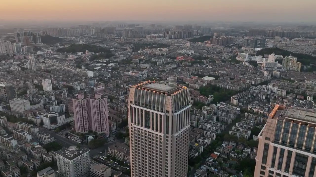 广东省中山市石岐城区地标利和广场双子塔城市风光航拍视频素材