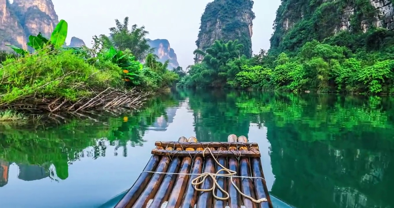 坐在竹筏上拍摄桂林漓江山水自然风光视频素材