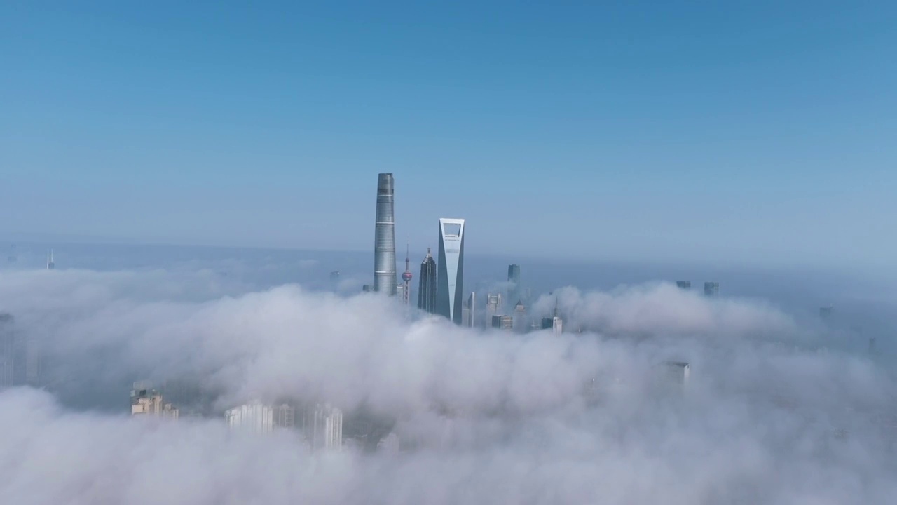 平流雾中上海市陆家嘴地区海市蜃楼一样的建筑风光视频素材