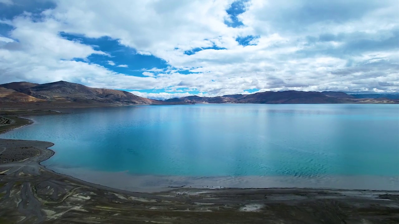 西藏日喀则佩枯措湖高海拔淡水湖航拍视频素材