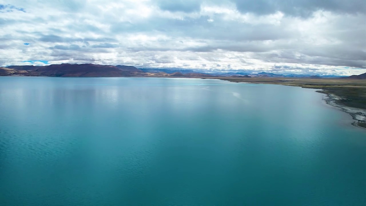 西藏日喀则佩枯措湖高海拔淡水湖航拍视频素材