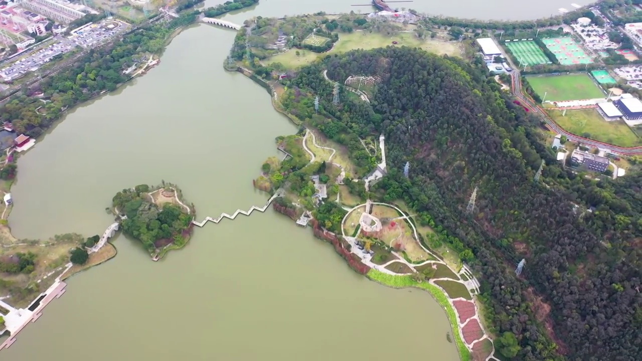 广东佛山顺德大良顺峰山公园航拍视频，粤港澳大湾区，城市天际线，新一线城市，新媒体配图素材，森林城市视频素材