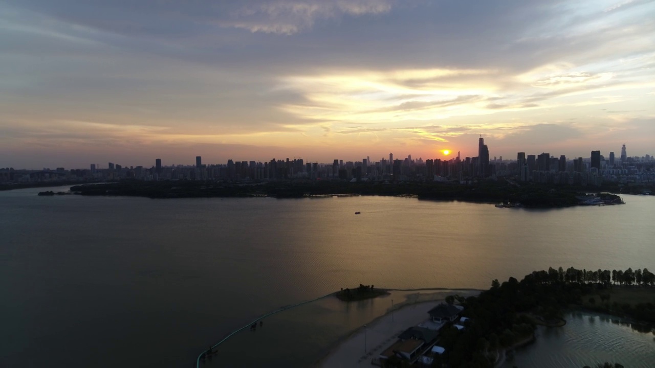 H140143A武汉市东湖曲港听荷航拍夕阳东湖高楼大厦视频素材