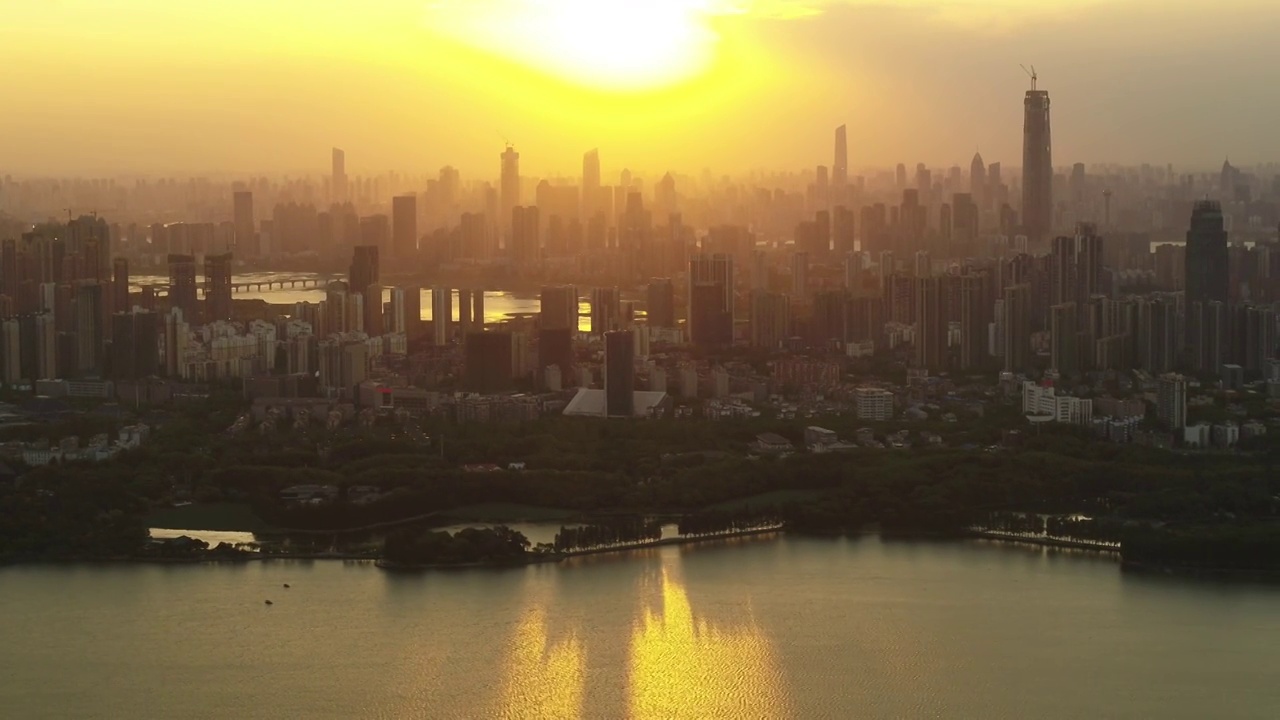 H140146A武汉市东湖曲港听荷航拍夕阳东湖高楼大厦视频素材