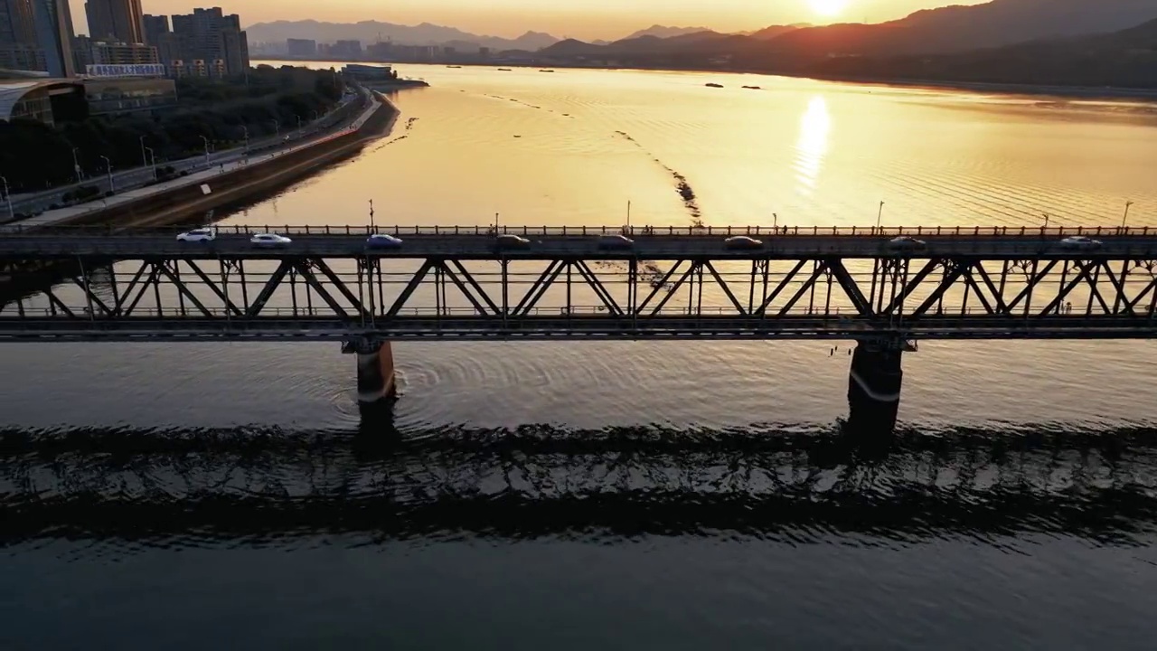 夕阳下的杭州钱塘江大桥视频素材