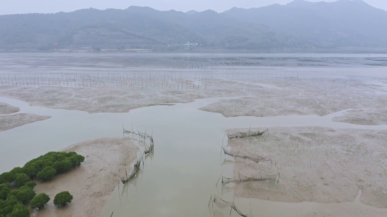 青山绿水与湖面上的捕鱼船视频素材