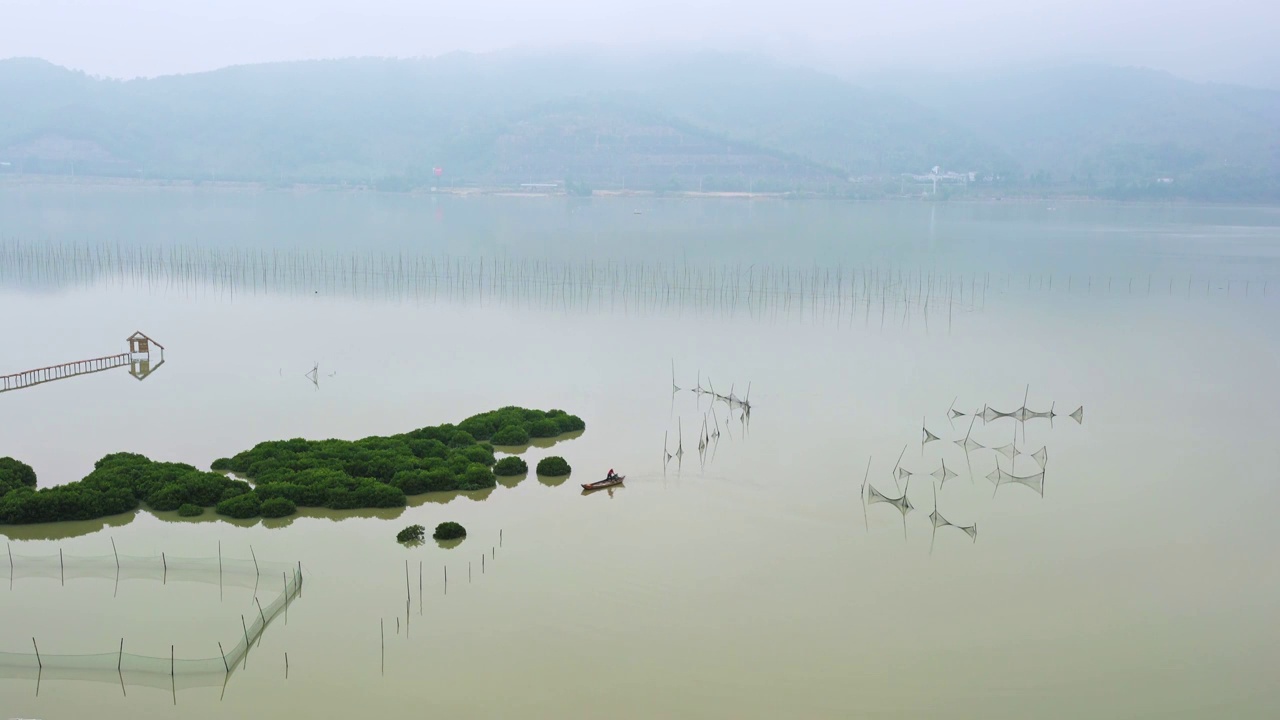 青山绿水与湖面上的捕鱼船视频素材