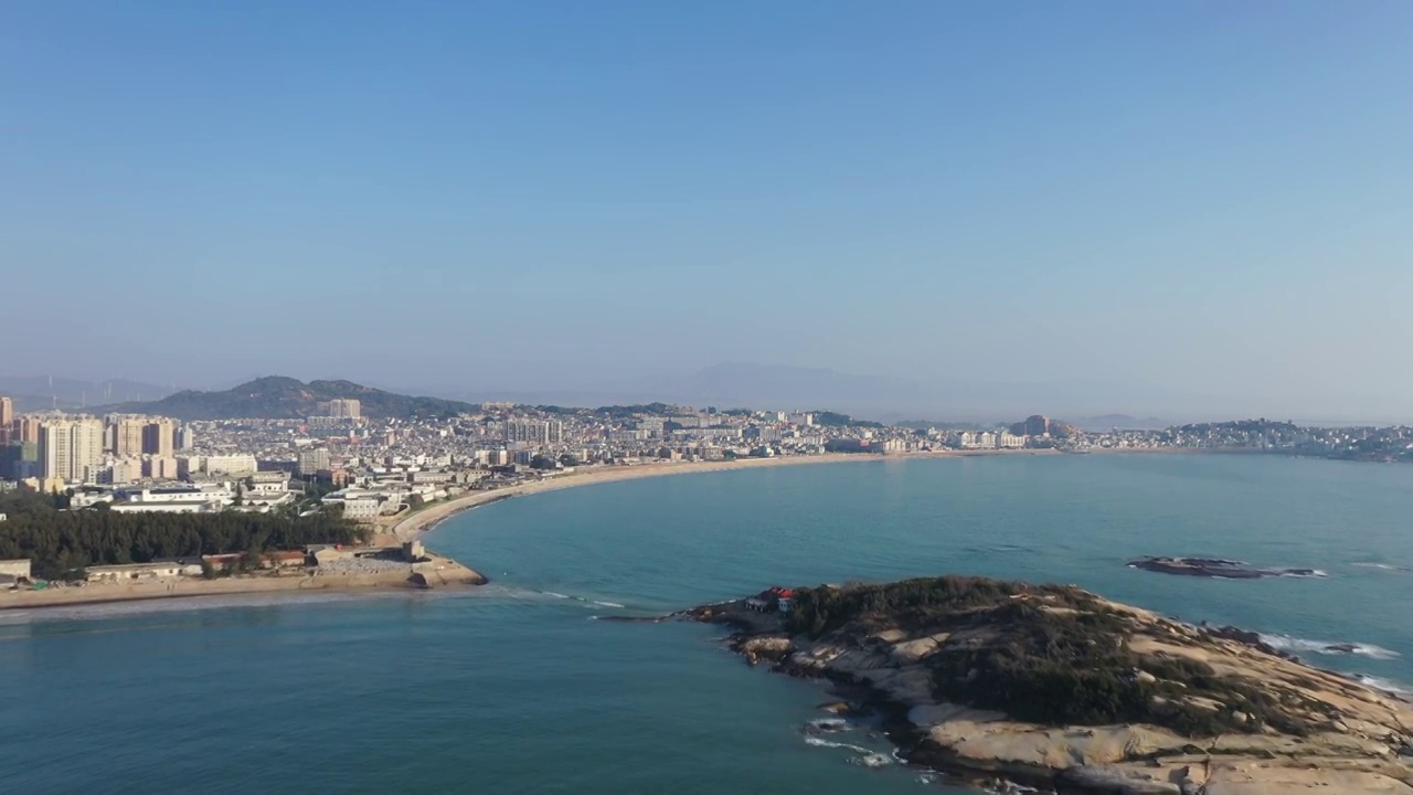 福建漳州东山县东山岛南门湾海滩春季早晨航拍视角视频素材