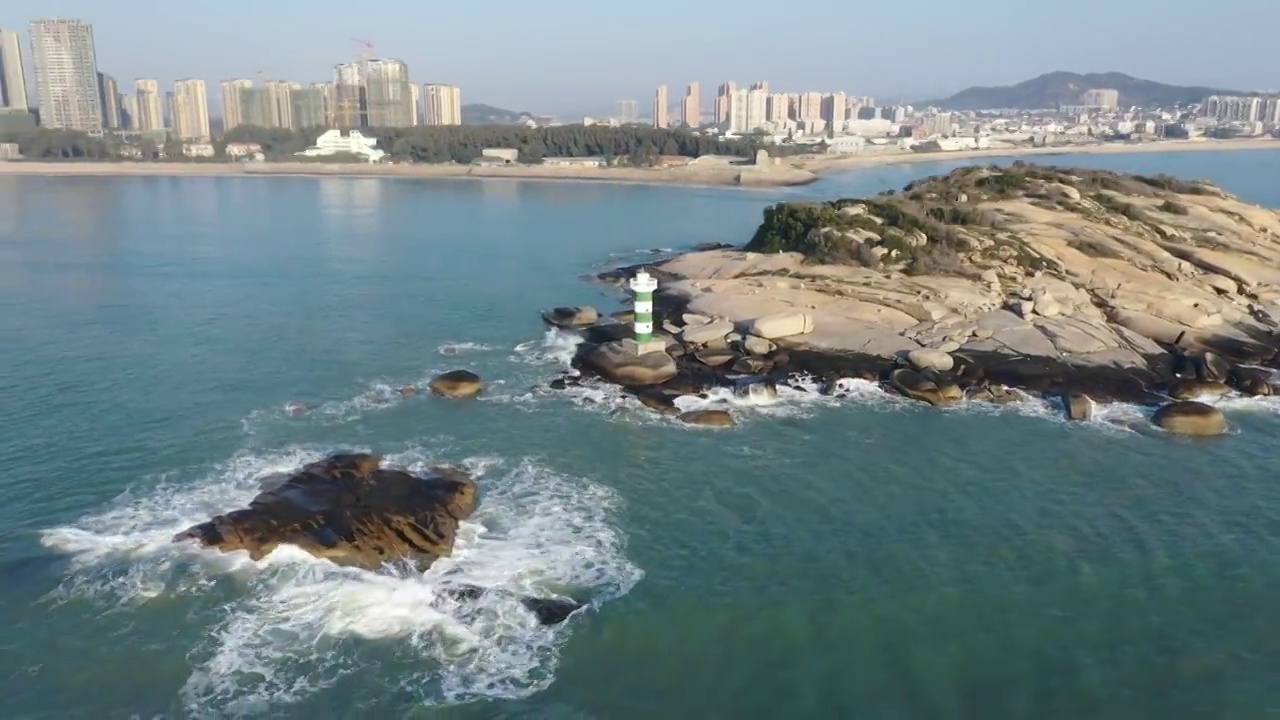 福建漳州东山县东山岛南门湾海岛灯塔春季户外航拍视频素材