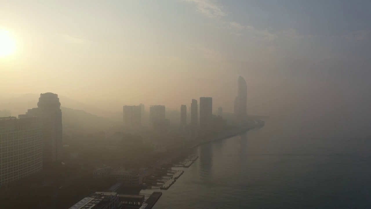 海雾中的福建厦门世贸中心双子塔世茂海峡大厦春季早晨航拍视频素材