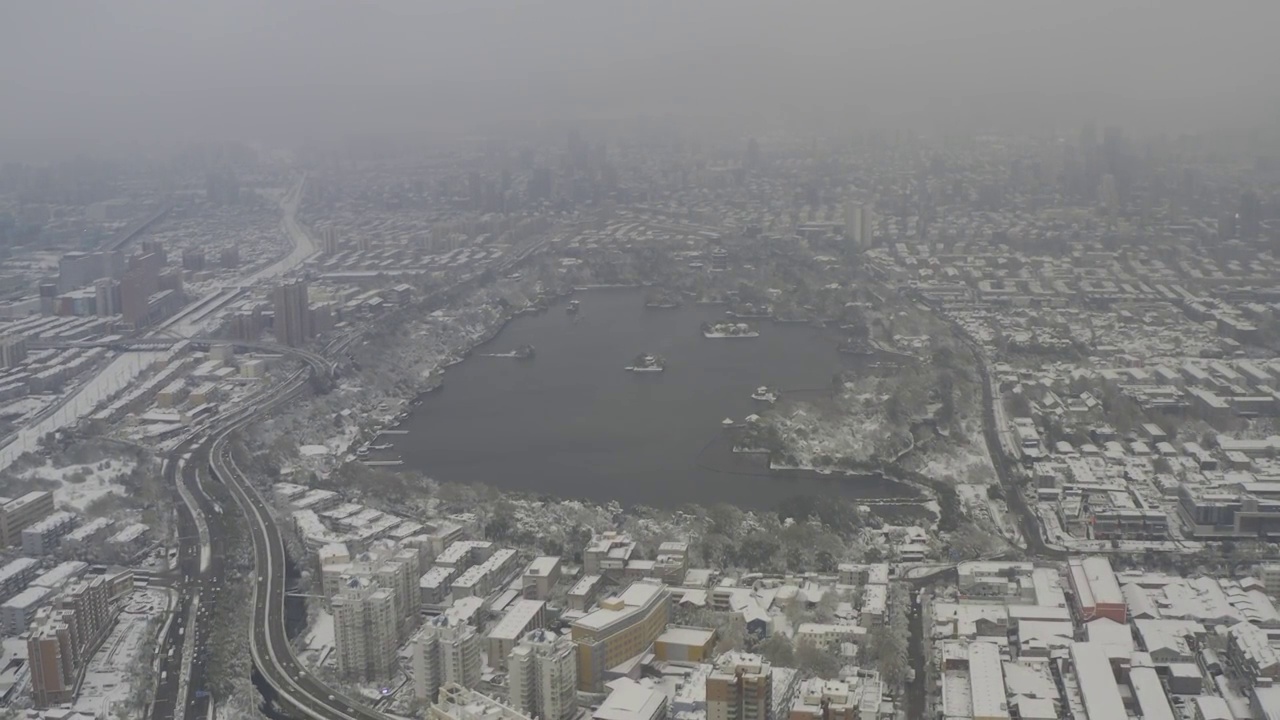 山东济南大明湖冬季初雪云雾视频素材