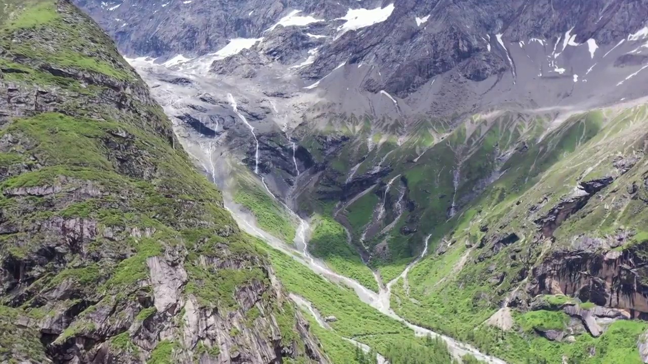 航拍四川四姑娘山旅行雪山草坪自然风光视频素材