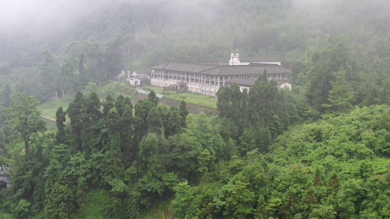 航拍四川成都白鹿上书院雨天云雾缭绕教堂建筑风光视频素材