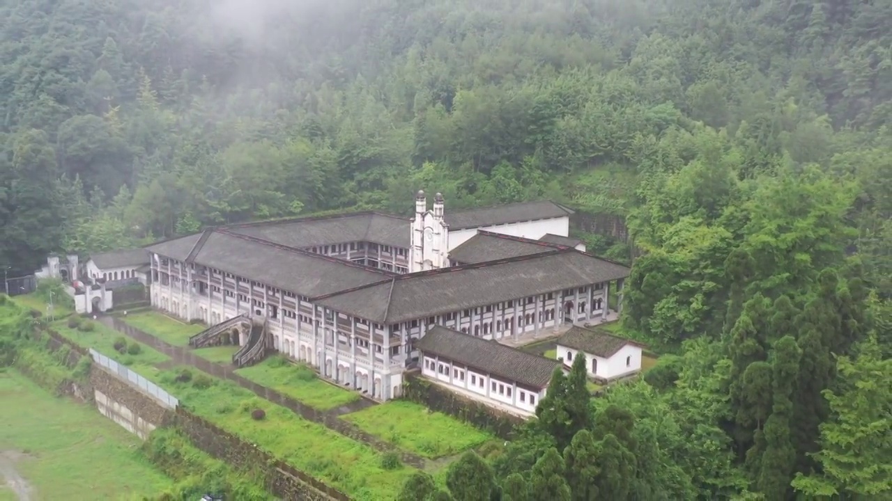 航拍四川成都白鹿上书院雨天云雾缭绕教堂建筑风光视频素材