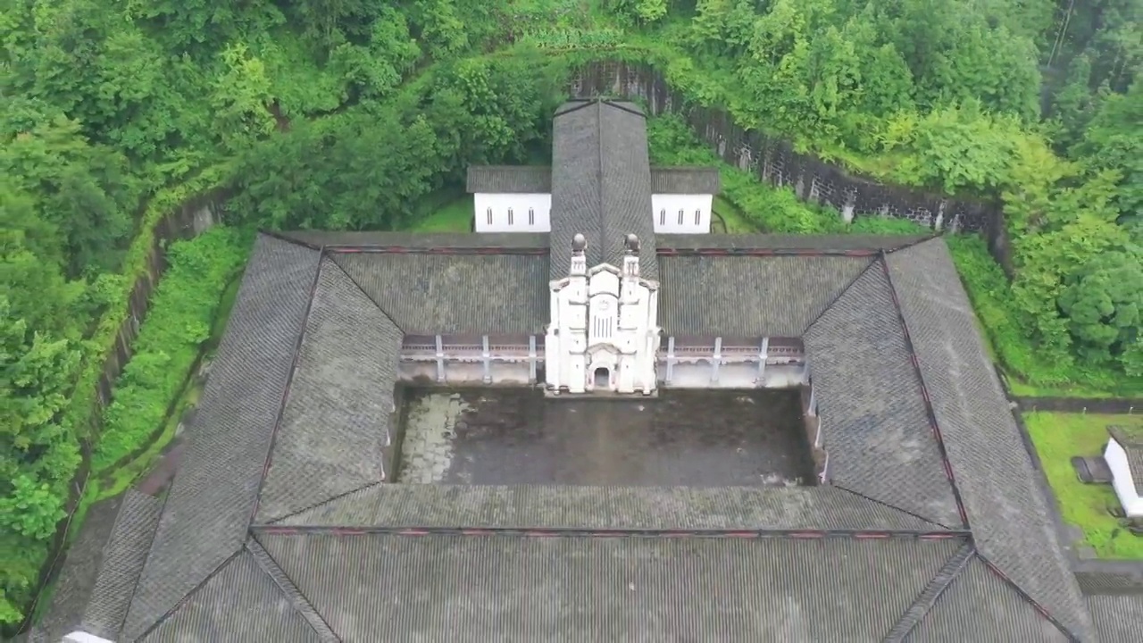 航拍四川成都白鹿上书院雨天云雾缭绕教堂建筑风光视频素材