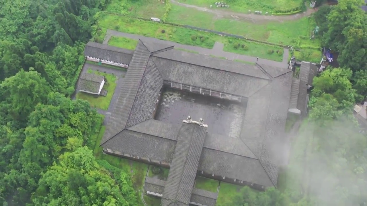 航拍四川成都白鹿上书院雨天云雾缭绕教堂建筑风光视频素材