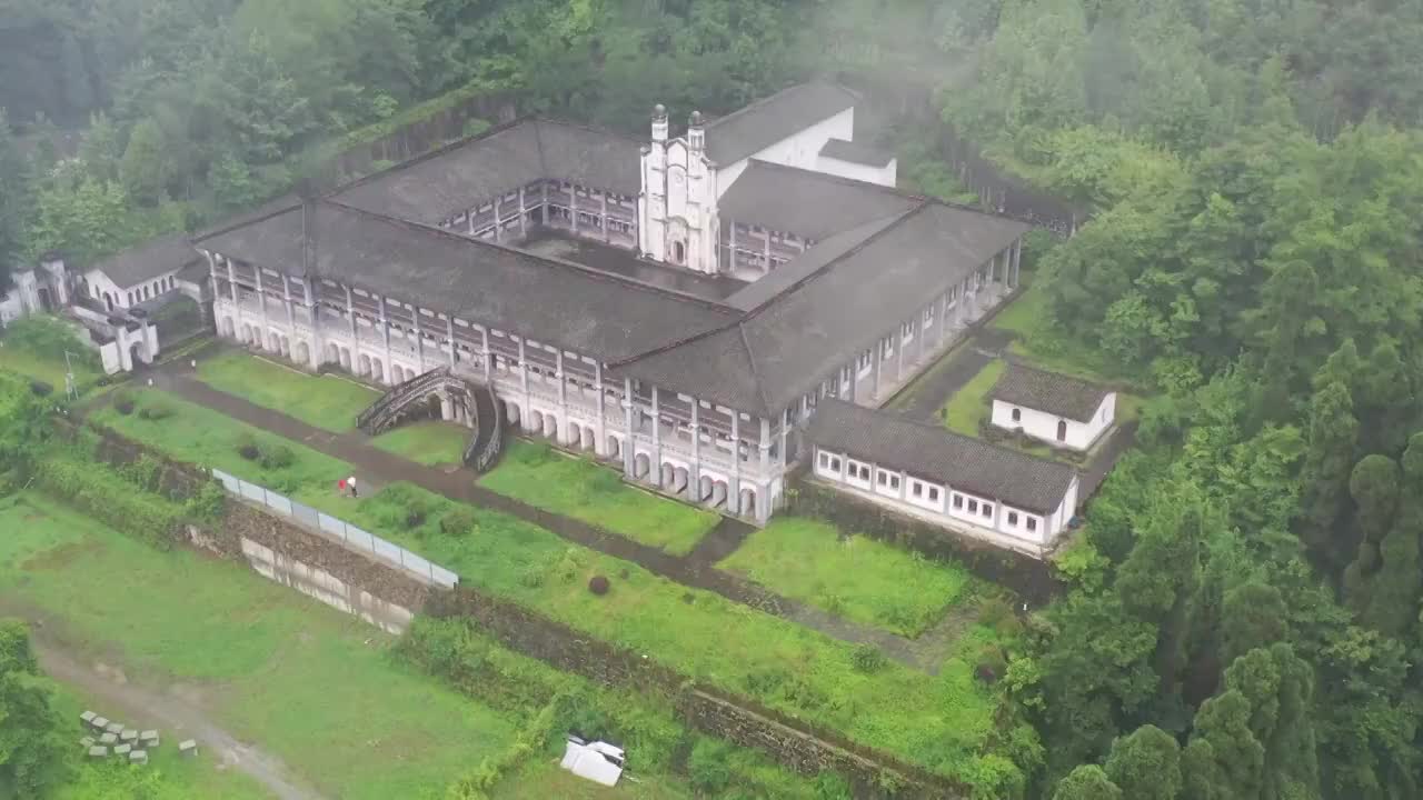 航拍四川成都白鹿上书院雨天云雾缭绕教堂建筑风光视频素材