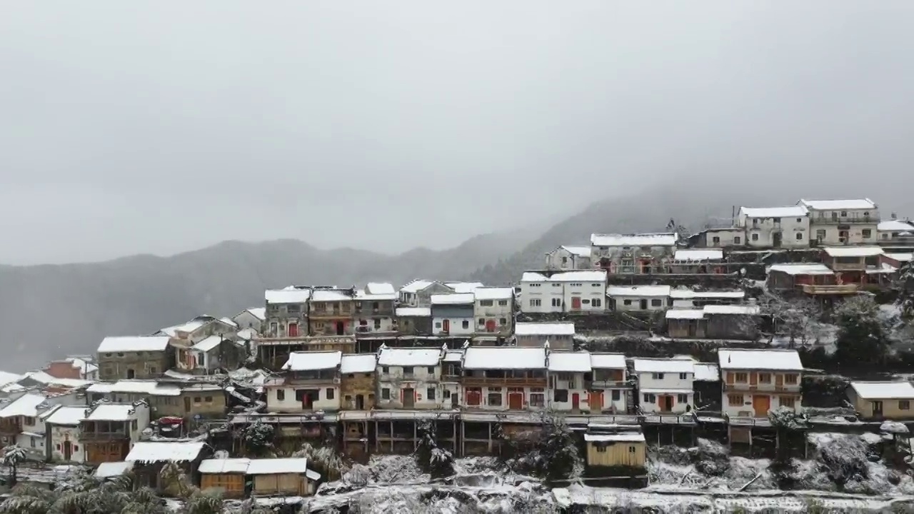 航拍雪中的木梨洪村视频素材