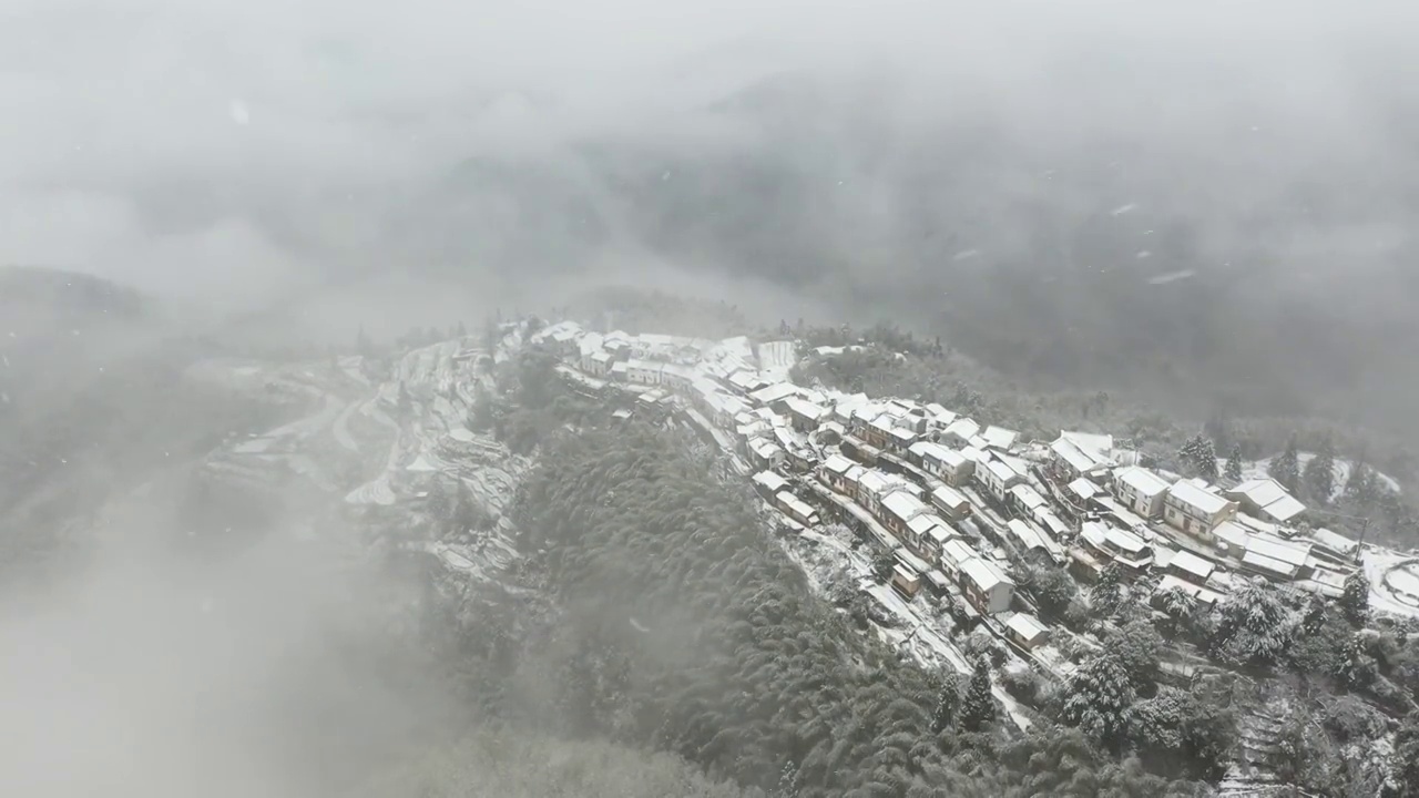 航拍雪中的木梨洪村视频素材