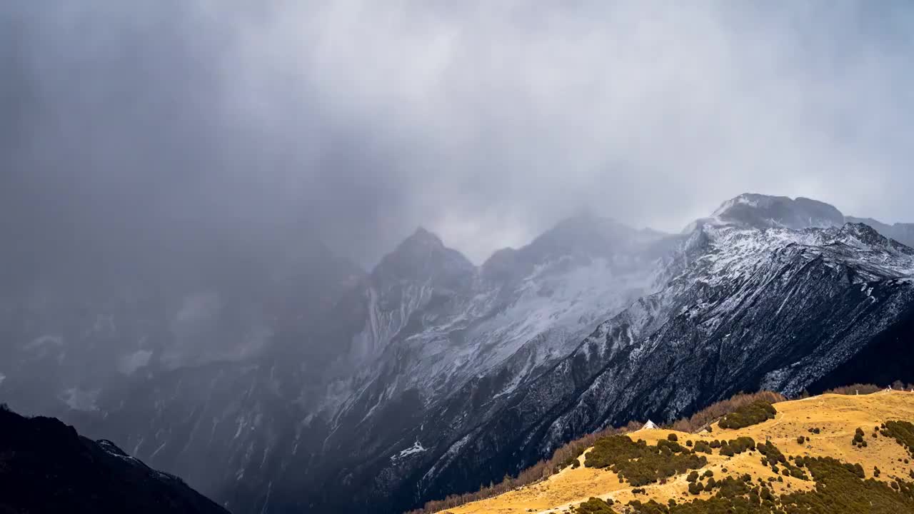 川西阿坝藏族自治州小金县四姑娘山下雪天延时摄影视频素材