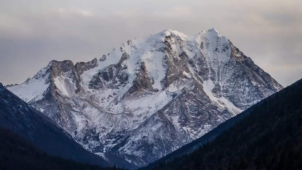 川西甘孜州亚拉雪山日落延时视频素材