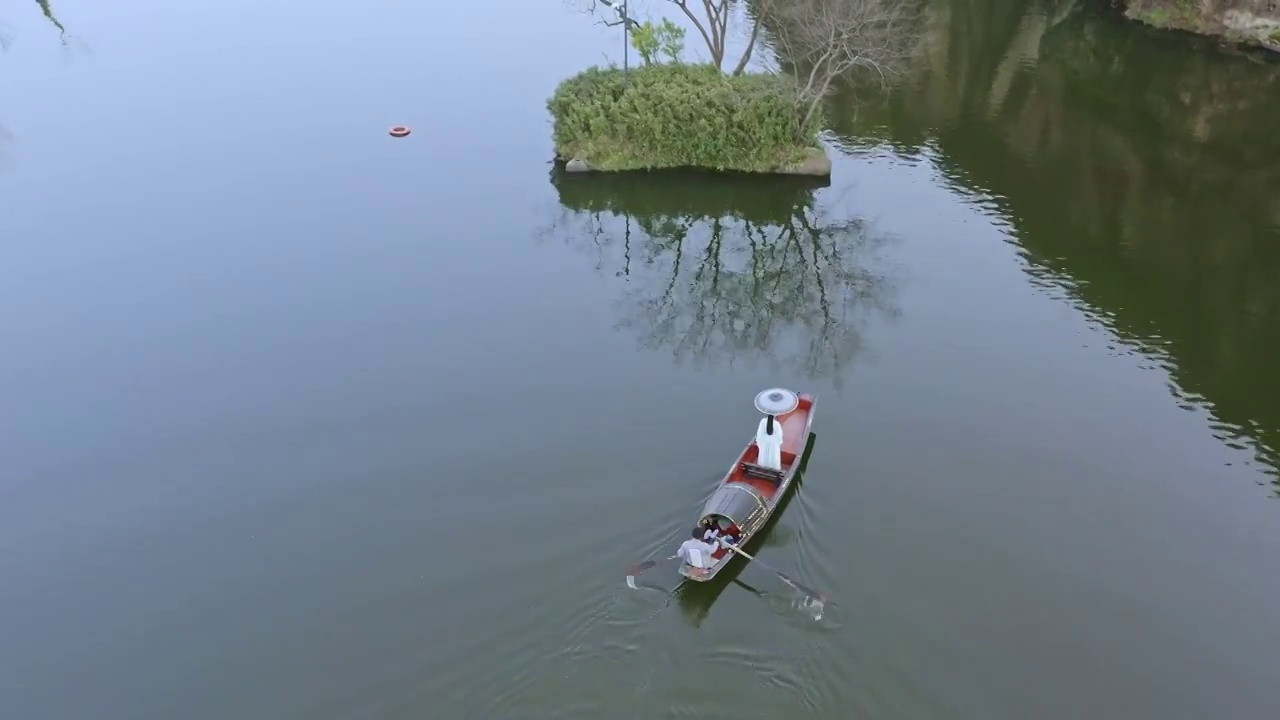 绍兴东湖景区上的游船视频素材