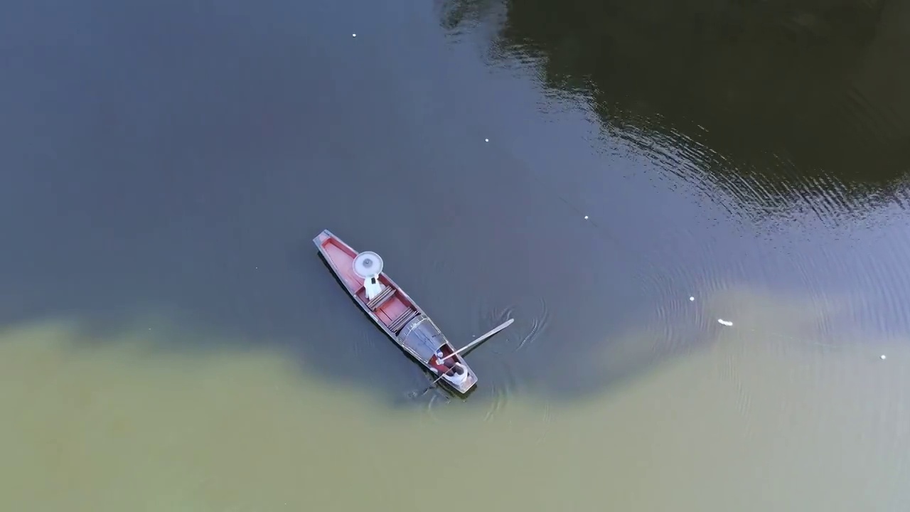 绍兴东湖景区上的游船视频素材