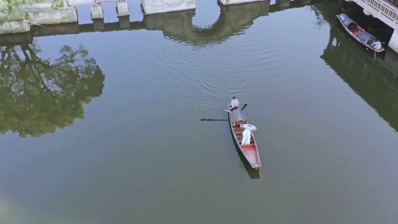 绍兴东湖景区上的游船视频素材