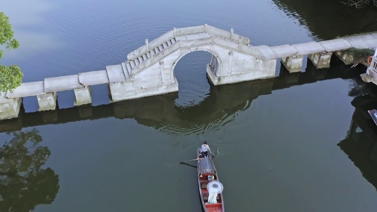 绍兴东湖景区上的游船视频素材