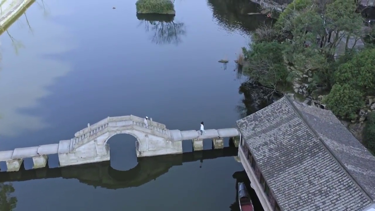 绍兴东湖景区上的游船视频素材