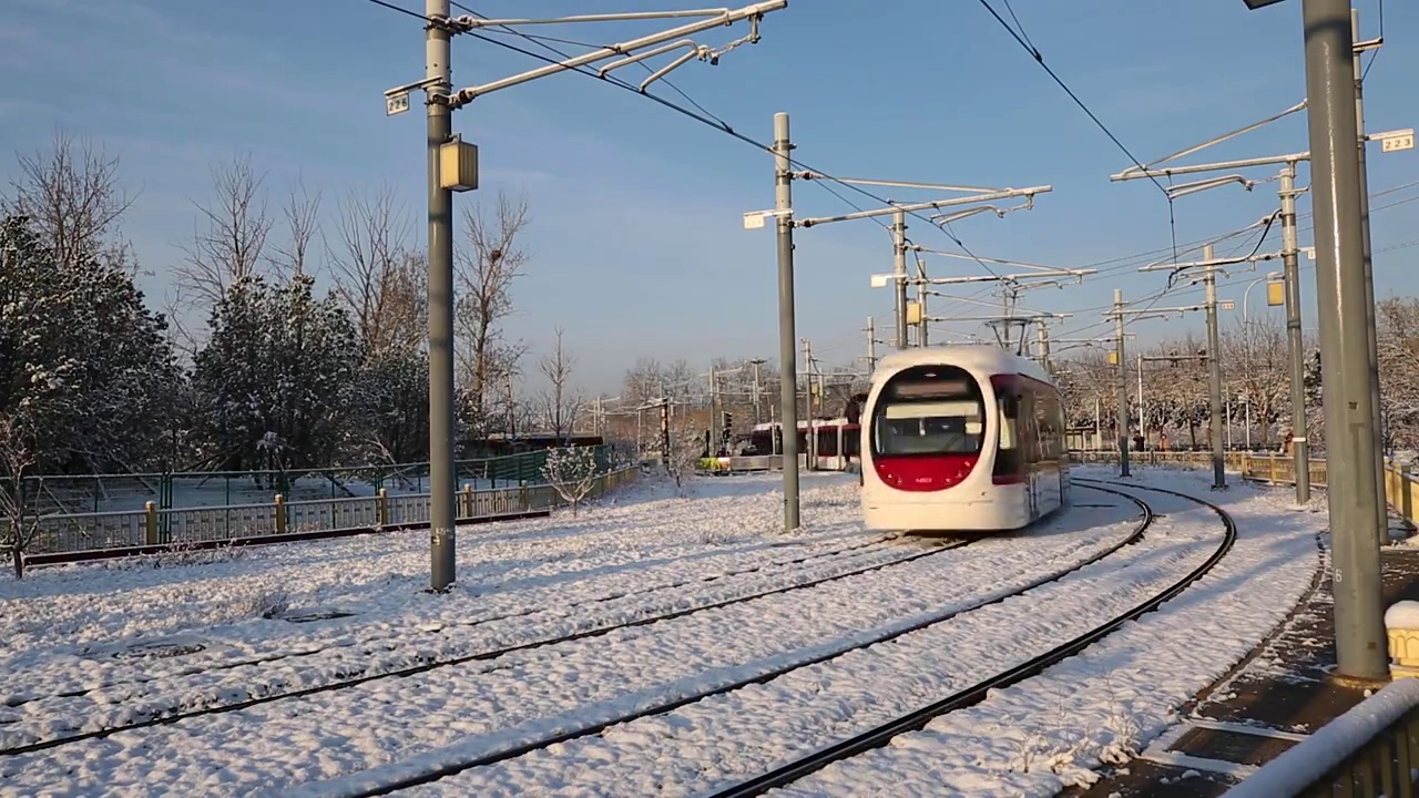 雪中的有轨电车视频素材